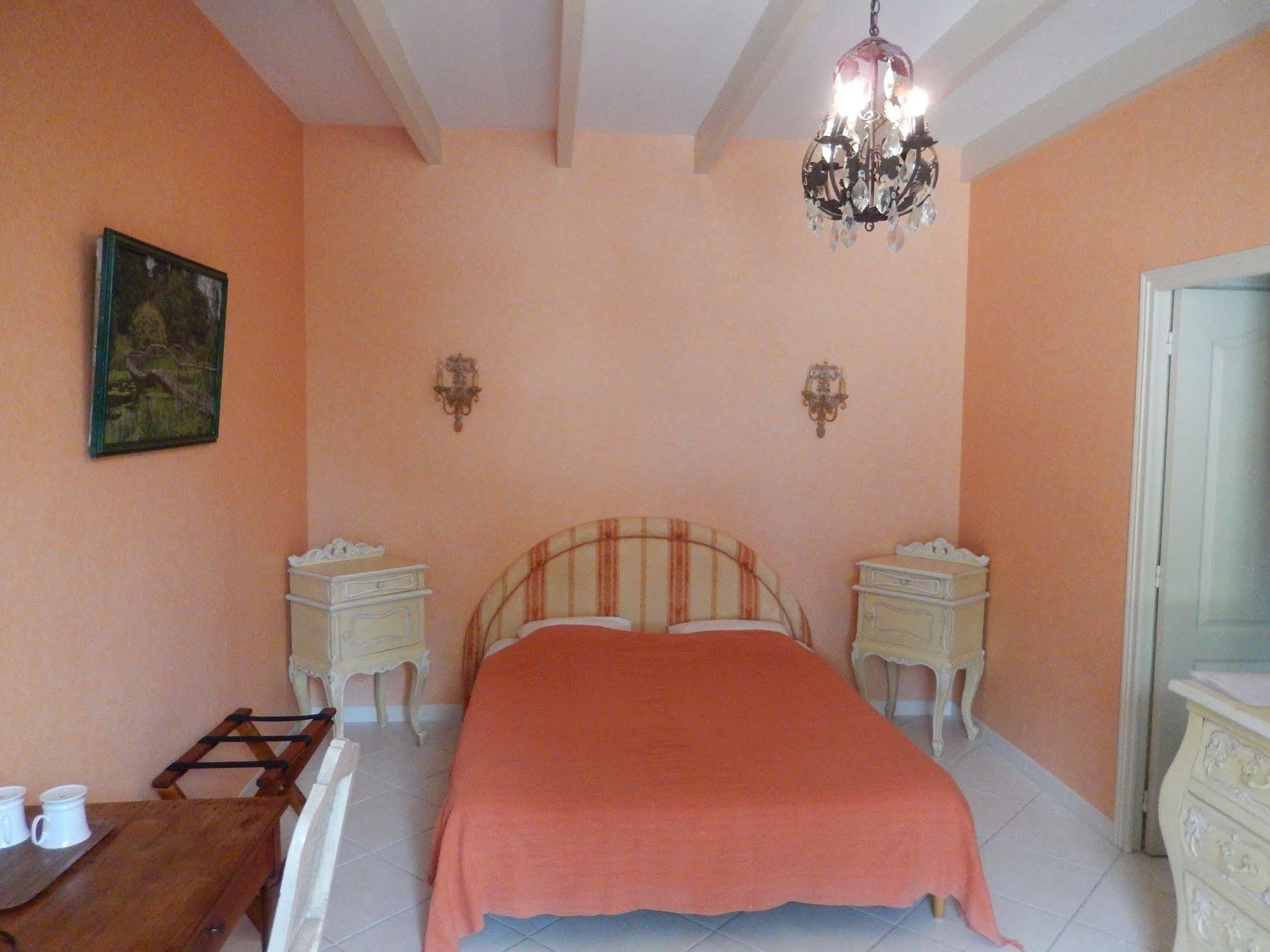 Chateau Rousselle Bed & Breakfast Saint-Ciers-de-Canesse Dış mekan fotoğraf