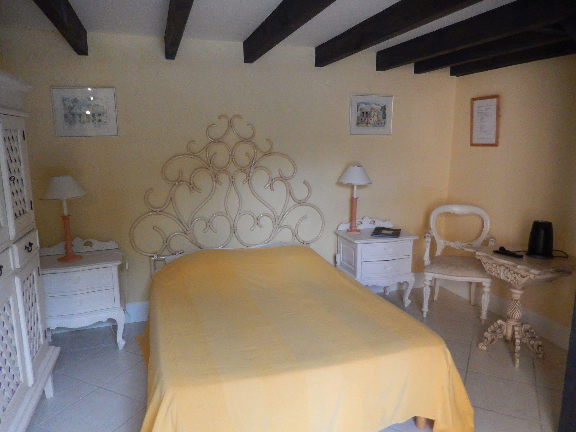 Chateau Rousselle Bed & Breakfast Saint-Ciers-de-Canesse Dış mekan fotoğraf
