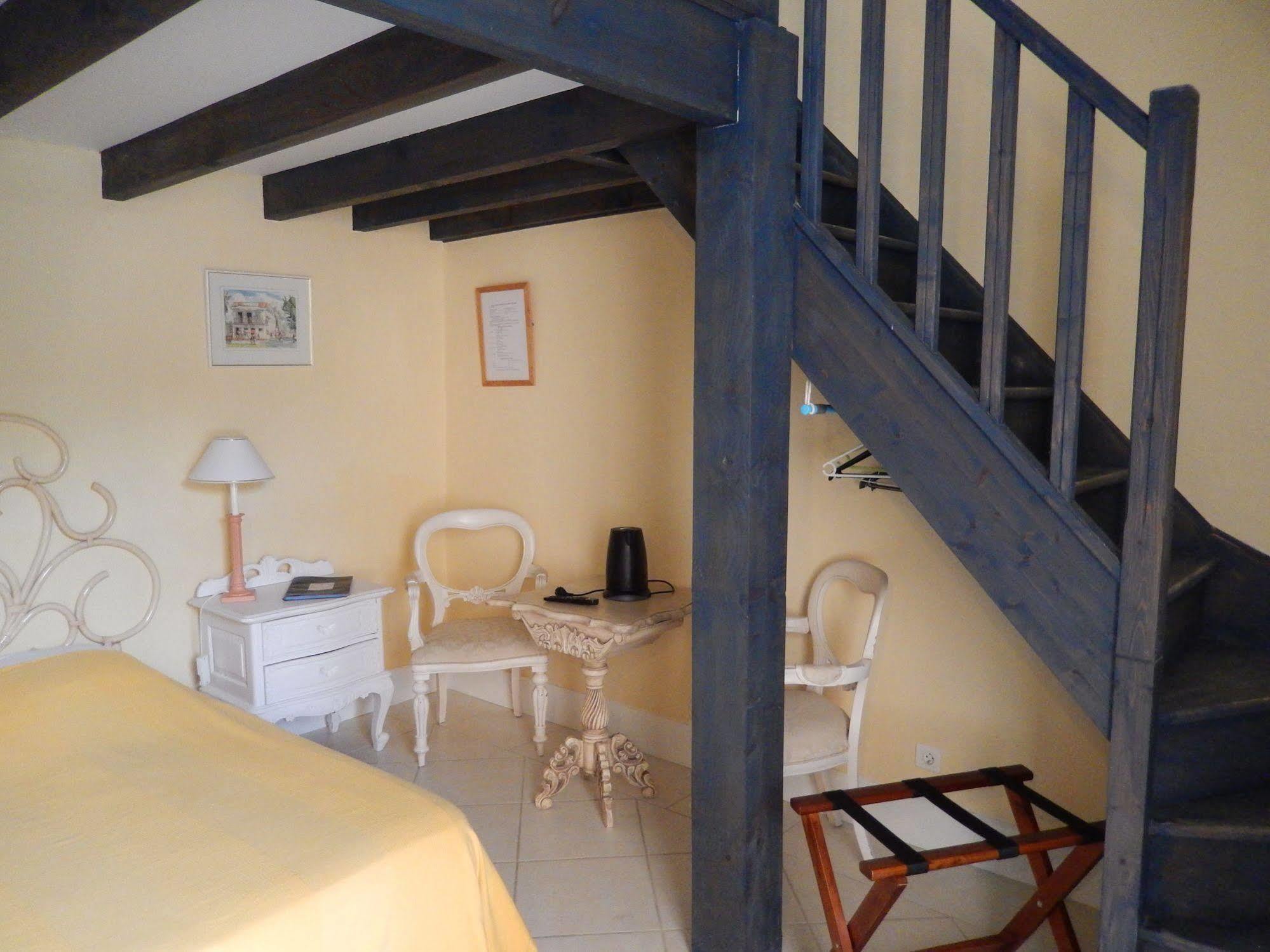 Chateau Rousselle Bed & Breakfast Saint-Ciers-de-Canesse Dış mekan fotoğraf